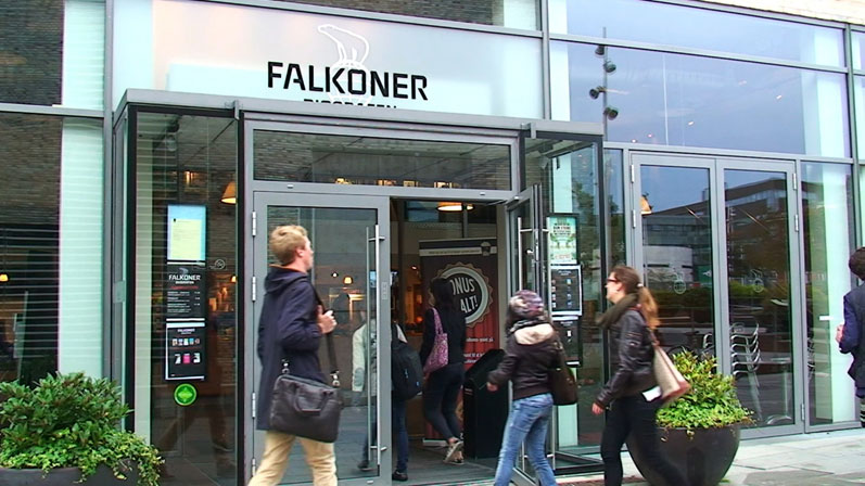Indgangen til en Nordiske Film Biograf på Falkoner Alle. I døren står mange mennesker